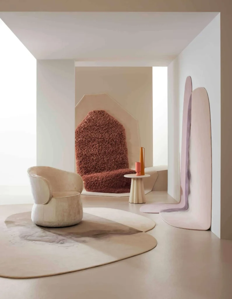 Großes Wohnzimmer mit abgepasstem Teppich und moderner Einrichtung